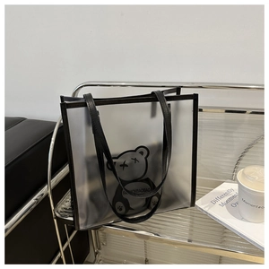 Détail du cabas transparent en PVC givré avec bordures noires et motif ours de mode