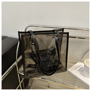 Détail du sac cabas en PVC noir translucide avec un imprimé graphique d'ours à la mode