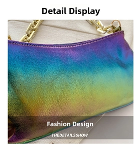 Dettaglio della texture in pelle iridescente e catena dorata della borsa sottospalla