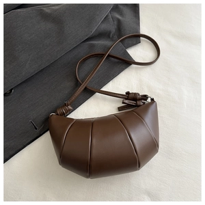 Détail du sac croissant marron foncé en similicuir mat plissé avec bandoulière nouée