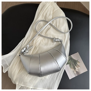 Détail du sac croissant argenté plissé avec finition métallique et bandoulière nouée