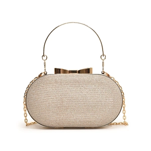 Pochette de soirée chic couleur champagne doré avec fermoir nœud et bandoulière