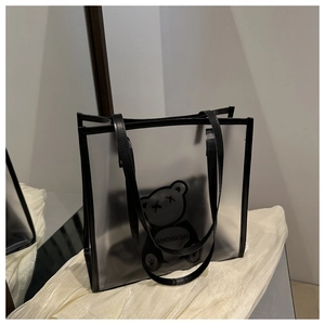 Détail du cabas givré translucide avec imprimé ours noir et finitions en cuir