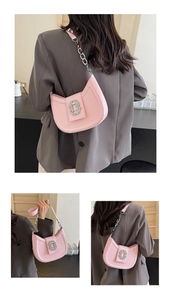 Détail du sac hobo rose avec boucle en cristal et bandoulière en chaîne argentée