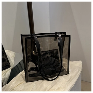 Détail du sac cabas en PVC transparent avec pochette intérieure noire à motif ours
