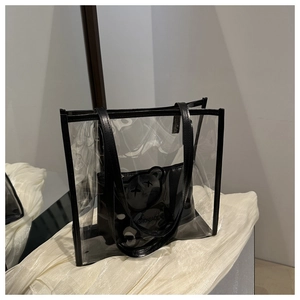 Détail d'un cabas transparent en PVC avec pochette intérieure noire et motif ours graffiti