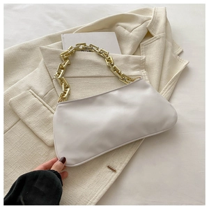Sac sous le bras en similicuir blanc avec des détails de chaîne géométrique dorée mate