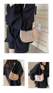 Détail du sac demi-lune beige avec boucle en cristal étincelant et bandoulière chaîne