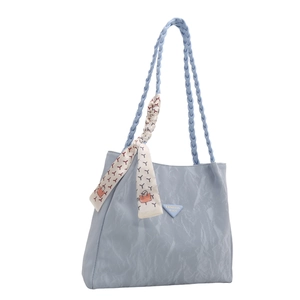 Morandi blaue Shopper Tasche für Damen mit Faltenstruktur und dekorativem Seidentuch
