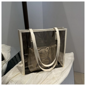 Gros plan sur un sac cabas en PVC transparent avec une pochette ours de dessin animé