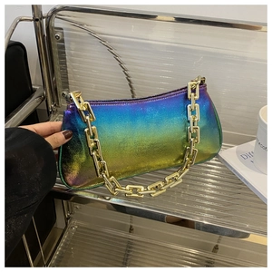 Détail du sac épaule dégradé aurora avec chaîne dorée sur présentoir blanc
