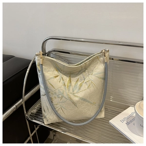 Détail du motif jacquard bambou et de l'anse bleue sur le sac seau en toile chic
