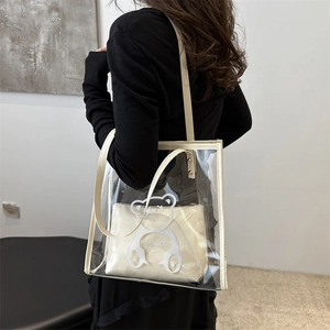 Sac fourre-tout transparent en PVC avec imprimé ours et pochette intérieure beige portée