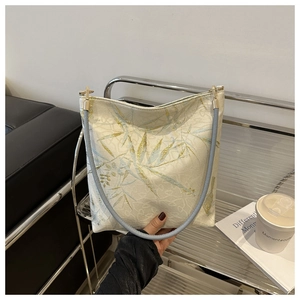 Détails de broderie de bambou et quincaillerie en métal doré de qualité sur le sac à bandoulière