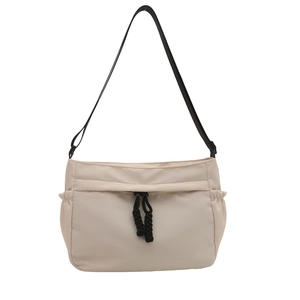 Sac bandoulière minimaliste en nylon crème avec détails de cordon noir et bandoulière fine