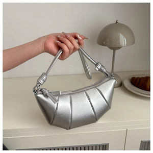 Vue détaillée du sac croissant argenté métallisé avec poignée nouée et zip