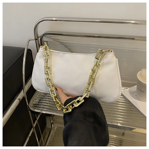 Détail du sac baguette blanc avec chaîne dorée épaisse et similicuir lisse de qualité