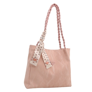 Roze grote shopper tas met gevlochten handvatten en sjaaldetail op witte achtergrond
