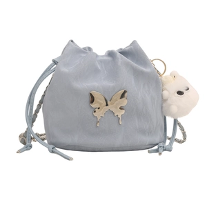 Borsa a secchiello azzurra con coulisse, farfalla d'argento e ciondolo di peluche