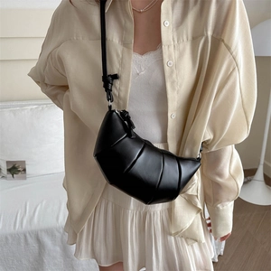 Sac croissant noir minimaliste avec bandoulière nouée et design en cuir plissé chic