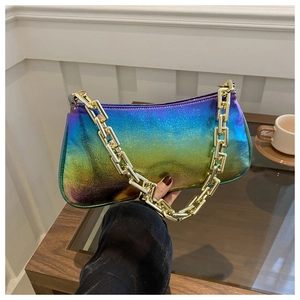 Borsa sottospalla iridescente sfumata con dettaglio catena metallica dorata