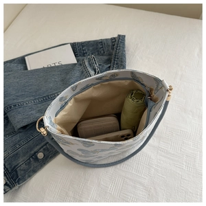 Detailansicht des geräumigen Innenraums der Schultertasche mit Bambusblatt-Stickerei