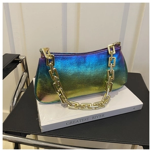 Détail d'un sac sous le bras dégradé métallisé avec une grosse chaîne dorée chic