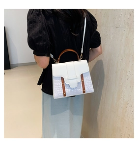 Vue détaillée du dos d'un sac à main blanc à motif crocodile avec poignée contrastée
