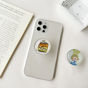 Vue macro de deux supports de téléphone ronds avec motifs de frites et de fille cartoon