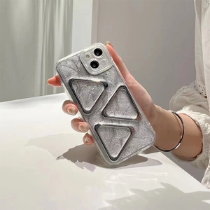 Vue détaillée du marbre pailleté argenté avec incrustation triangle sur la coque mobile