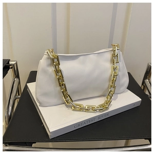 Détail du sac sous le bras en cuir PU blanc mat avec grosse chaîne dorée épaisse