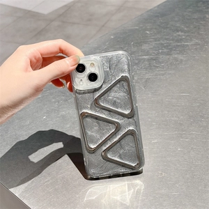Coque iPhone pailletée argentée avec triangles 3D géométriques et bords en silicone