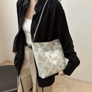 Elegante Tasche im chinesischen Stil mit Goldstickerei aus Bambus und Schmetterlingen