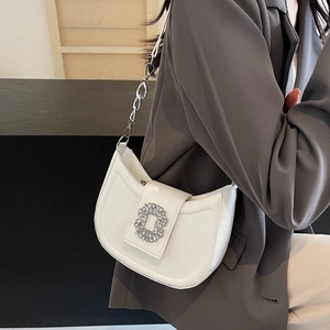Sac bandoulière demi-lune blanc avec chaîne argentée et boucle en strass brillant
