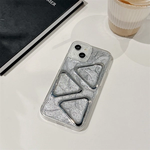 Coque iPhone à paillettes argentées avec motifs triangles métalliques et style épuré