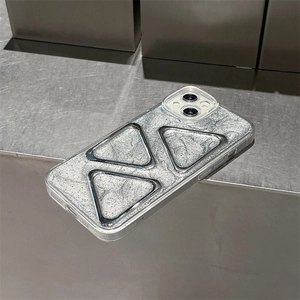 Détail de la coque iPhone 14 argentée à paillettes avec triangles en relief 3D
