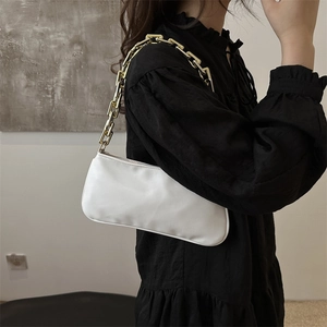 Sac baguette blanc minimaliste avec bandoulière chaîne en métal doré sur modèle