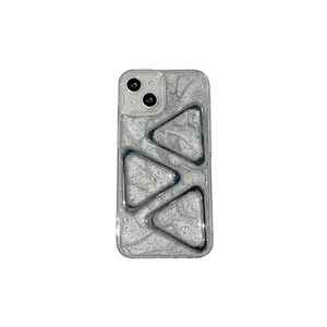 Coque iPhone argentée pailletée avec design triangle 3D pour style et protection