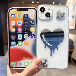 Dettaglio custodia iPhone con cuori 3D argento, specchio blu a cuore e scritte francesi