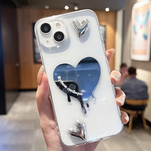 Dettaglio custodia iPhone con cuori argento liquido e specchio Rythme cardiaque