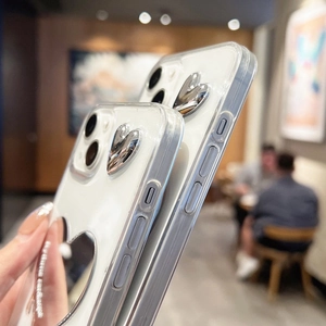 Dettaglio della custodia bianca per iPhone con cuore d'argento 3D e specchio a cuore integrato