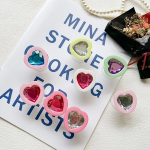3D candy color heart phone socket stand with faceted gemstone inlay on white background