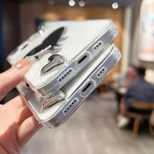 Dettaglio custodia iPhone con cuori 3D argento e aperture precise per le porte