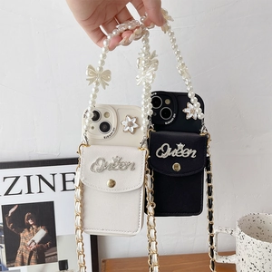 Detail of crossbody phone case with Queen card wallet, pearl strap and metal chain