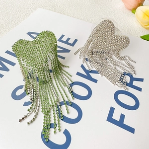 Detailansicht glitzernder herzförmiger Strass-Handyhalter mit langen Fransen-Quasten