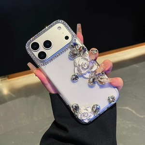 Luxus iPhone Hülle mit weißen 3D Kamelien und funkelnden Strasssteinen auf klarem Cover