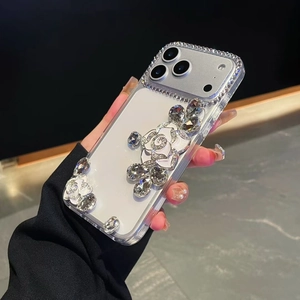 Luxuriöse klare iPhone Hülle mit 3D Rosen und funkelndem Diamantbesatz am Rand
