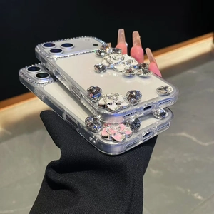 Detailaufnahme der klaren iPhone Hülle mit Kamelienblüte und Strassstein-Verzierung