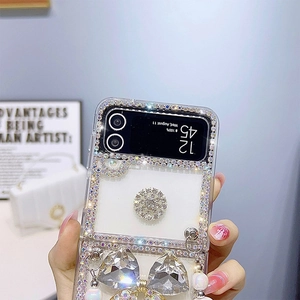 Détail de la coque Galaxy Z Flip avec strass luxueux et grand pendentif en cœur de cristal