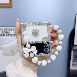 Gros plan d'une coque Galaxy Z Flip 6 avec strass de luxe et dragonne en perles